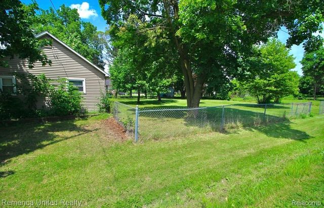 2237 Lincoln Manor Drive, Grand Blanc, MI 48507