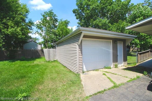 2237 Lincoln Manor Drive, Grand Blanc, MI 48507