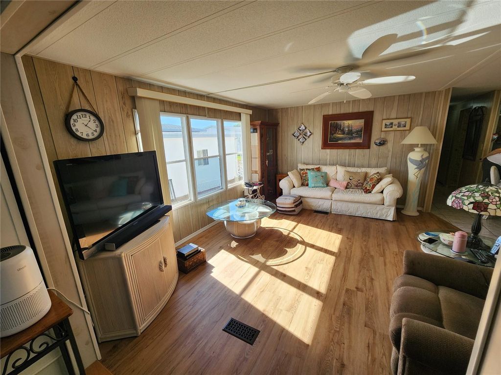 Image 6 of property listing at 808 53RD AVENUE E 75, Bradenton, FL 34203