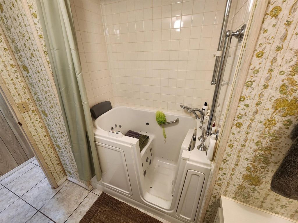 Image 10 of property listing at 808 53RD AVENUE E 75, Bradenton, FL 34203