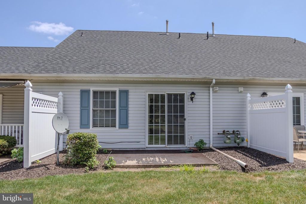 3016 VILLAGE W CIR, York, PA 17404