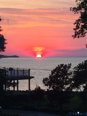 275 Grannys Bar Rd, Hague, VA 22469