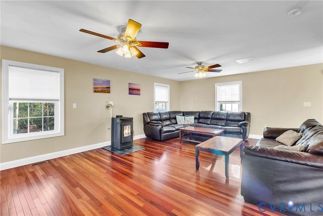 275 Grannys Bar Rd, Hague, VA 22469