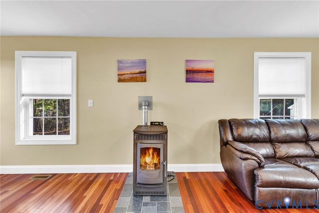 275 Grannys Bar Rd, Hague, VA 22469