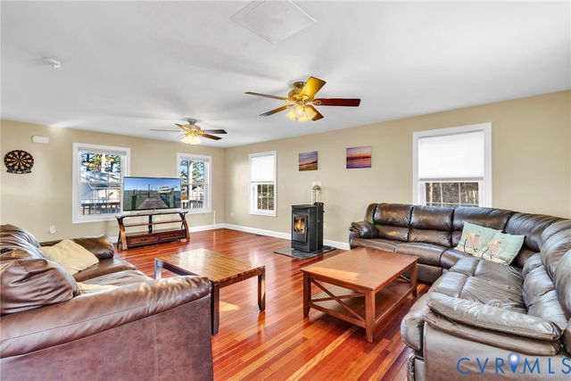 275 Grannys Bar Rd, Hague, VA 22469