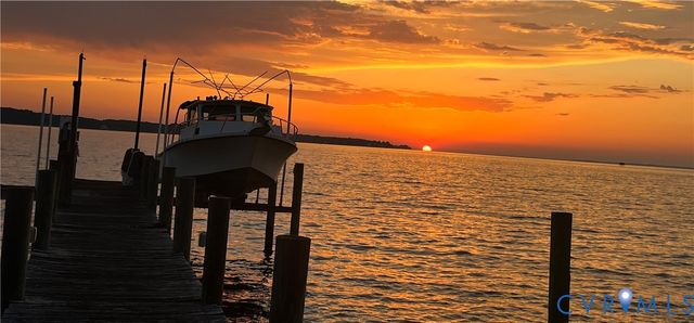 275 Grannys Bar Rd, Hague, VA 22469