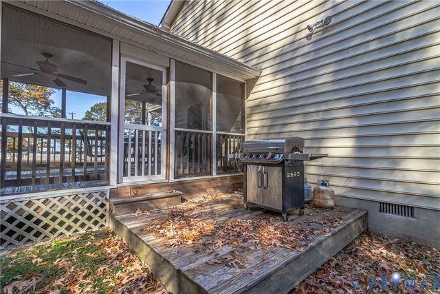 275 Grannys Bar Rd, Hague, VA 22469