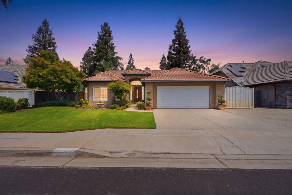 Image 1 of property listing at 2571 Wrenwood Avenue, Clovis, CA 93611