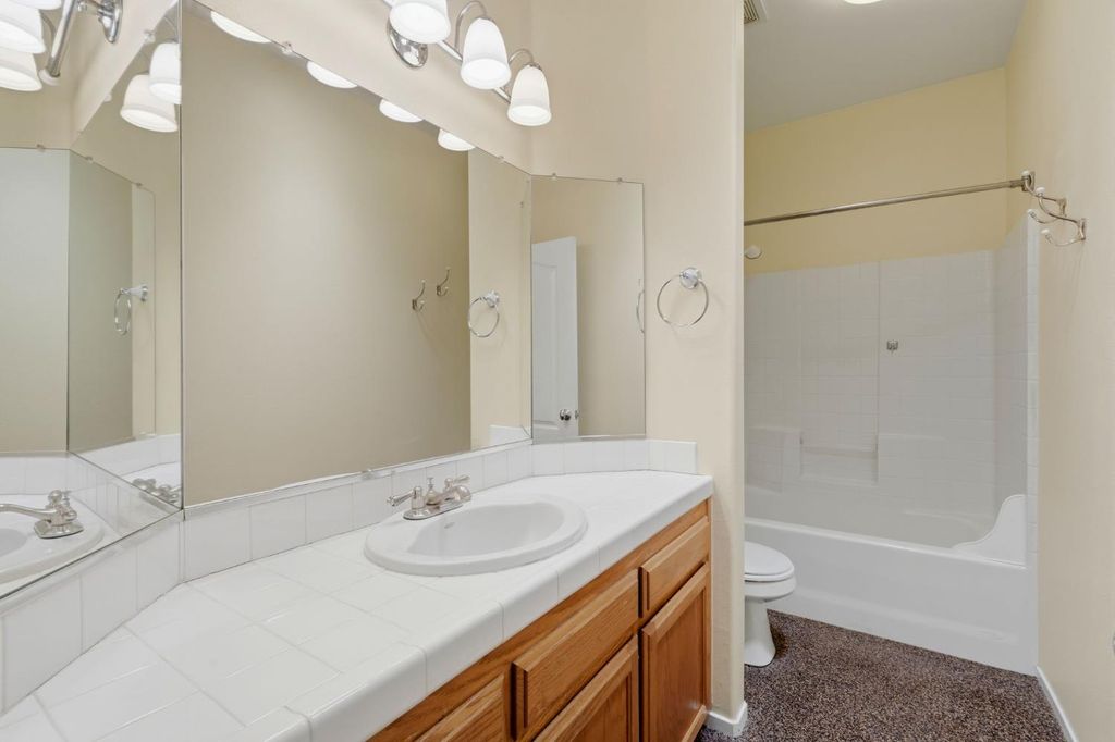 Image 12 of property listing at 2571 Wrenwood Avenue, Clovis, CA 93611