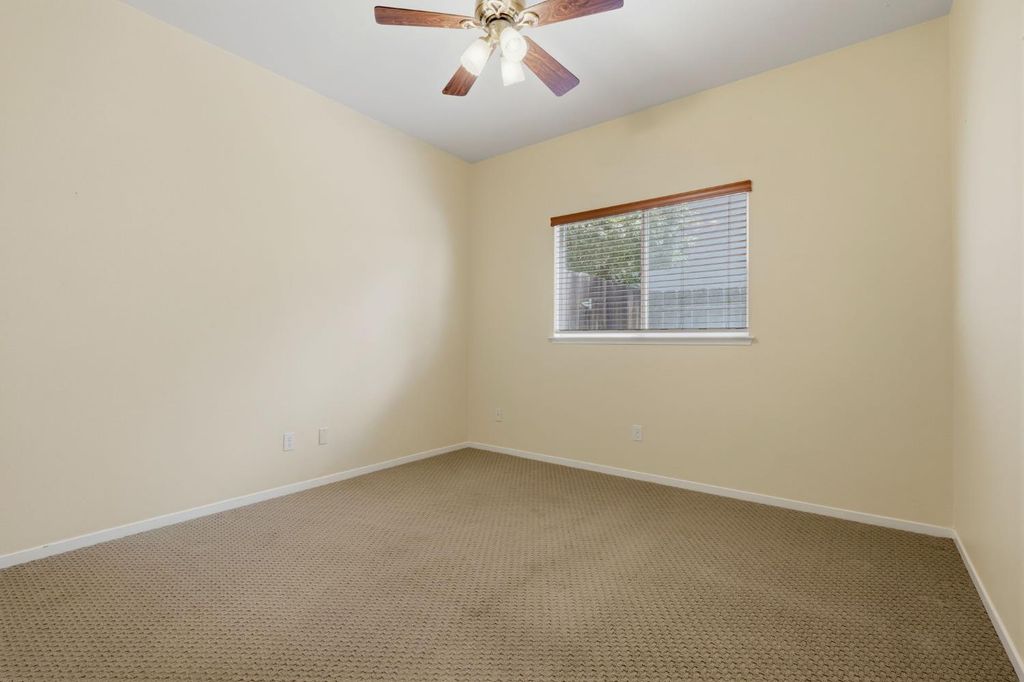 Image 15 of property listing at 2571 Wrenwood Avenue, Clovis, CA 93611