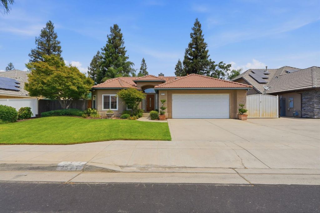 Image 2 of property listing at 2571 Wrenwood Avenue, Clovis, CA 93611