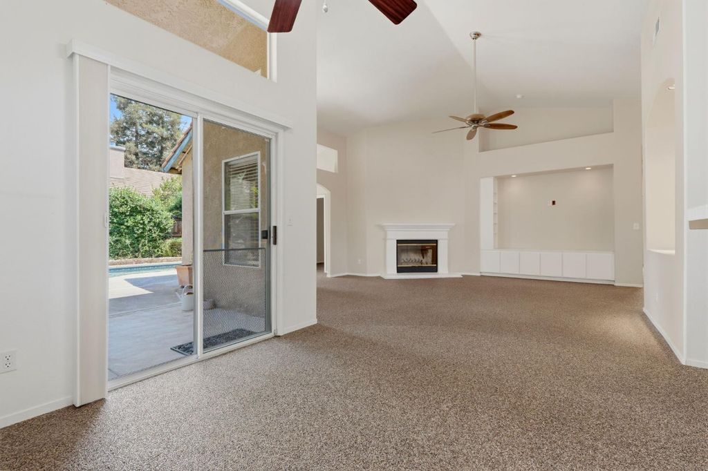 Image 24 of property listing at 2571 Wrenwood Avenue, Clovis, CA 93611