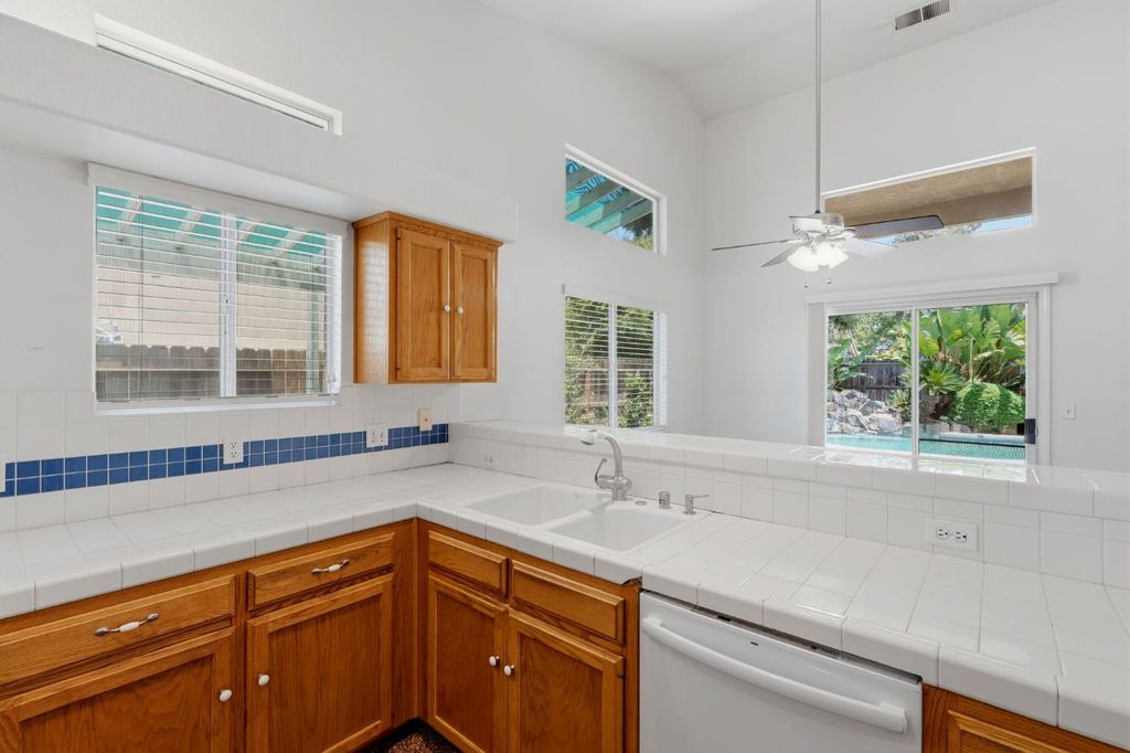 Image 27 of property listing at 2571 Wrenwood Avenue, Clovis, CA 93611