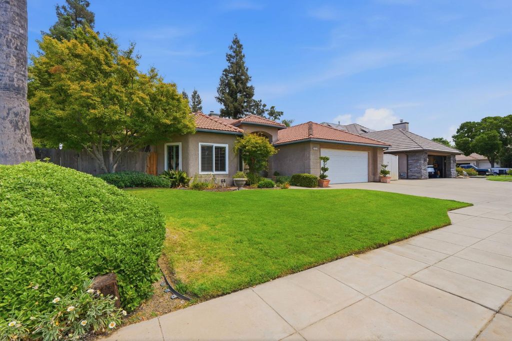 Image 3 of property listing at 2571 Wrenwood Avenue, Clovis, CA 93611