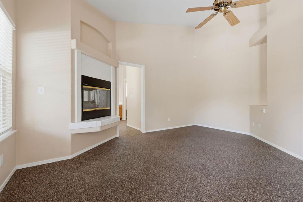 Image 32 of property listing at 2571 Wrenwood Avenue, Clovis, CA 93611
