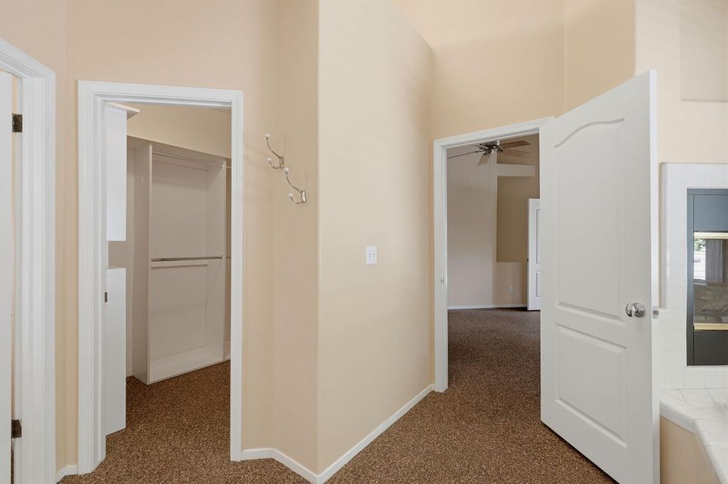 Image 37 of property listing at 2571 Wrenwood Avenue, Clovis, CA 93611