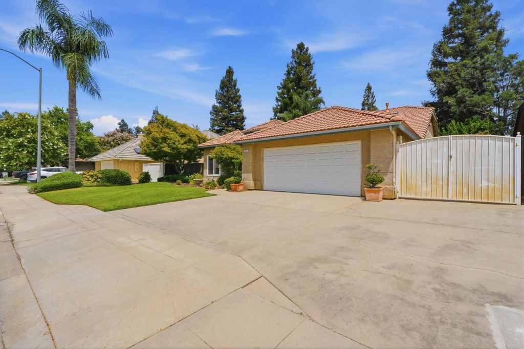 Image 4 of property listing at 2571 Wrenwood Avenue, Clovis, CA 93611