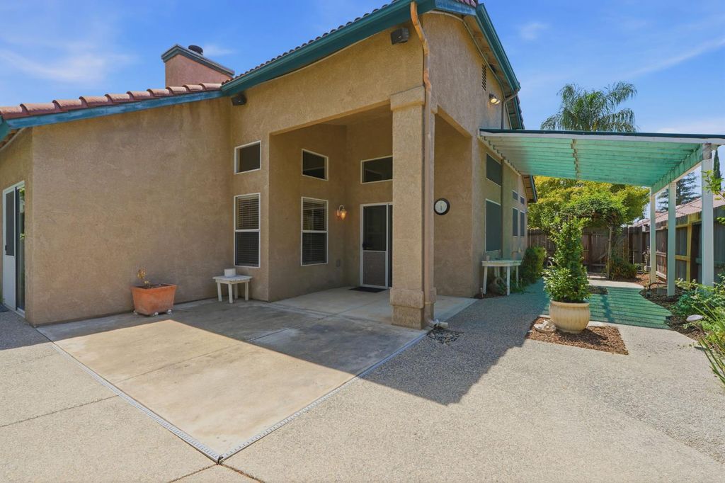 Image 40 of property listing at 2571 Wrenwood Avenue, Clovis, CA 93611