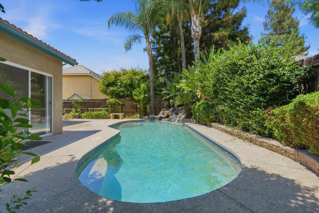 Image 41 of property listing at 2571 Wrenwood Avenue, Clovis, CA 93611