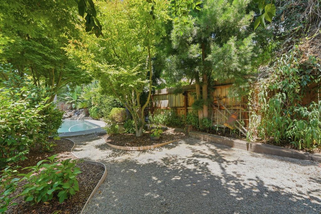Image 42 of property listing at 2571 Wrenwood Avenue, Clovis, CA 93611