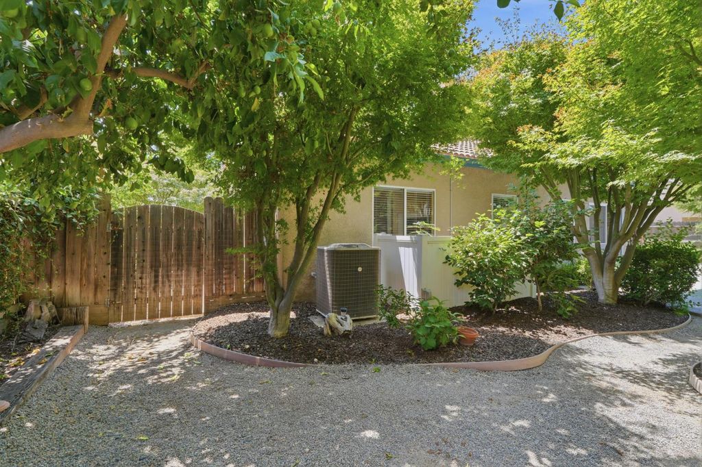 Image 43 of property listing at 2571 Wrenwood Avenue, Clovis, CA 93611