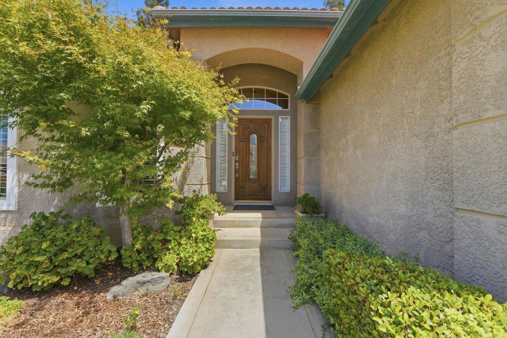 Image 5 of property listing at 2571 Wrenwood Avenue, Clovis, CA 93611