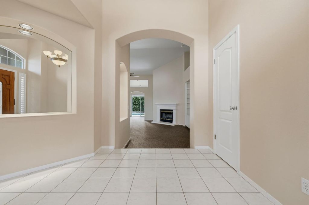 Image 6 of property listing at 2571 Wrenwood Avenue, Clovis, CA 93611