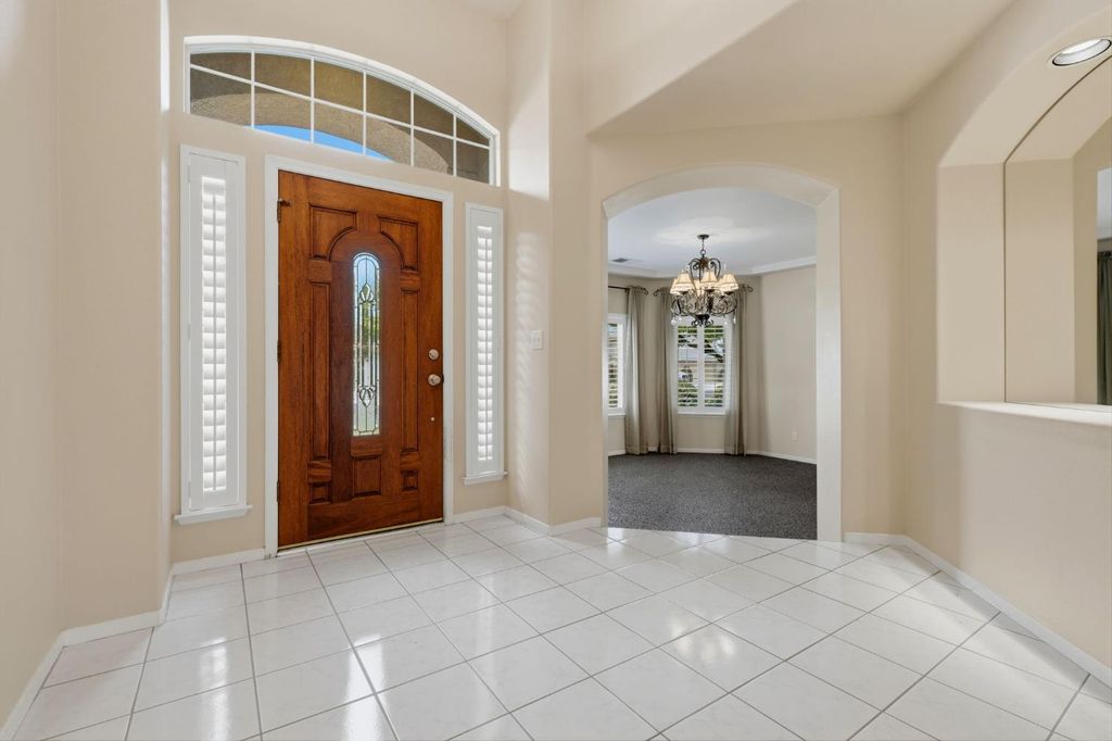 Image 7 of property listing at 2571 Wrenwood Avenue, Clovis, CA 93611