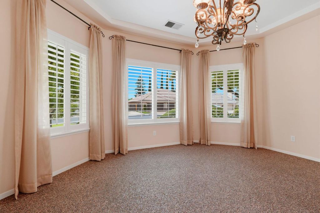 Image 8 of property listing at 2571 Wrenwood Avenue, Clovis, CA 93611