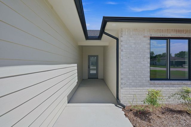602 Elmwood St, Park City, KS 67147