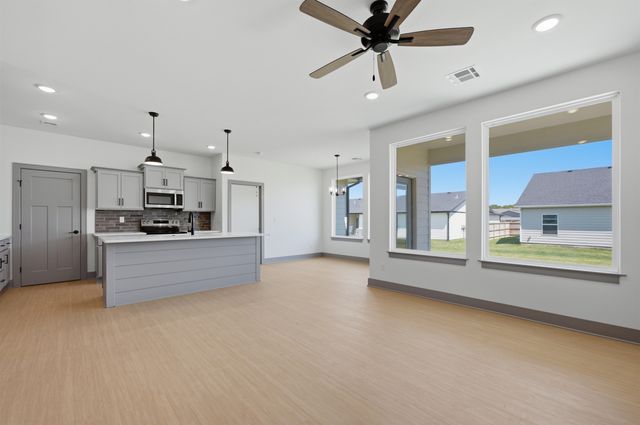 602 Elmwood St, Park City, KS 67147