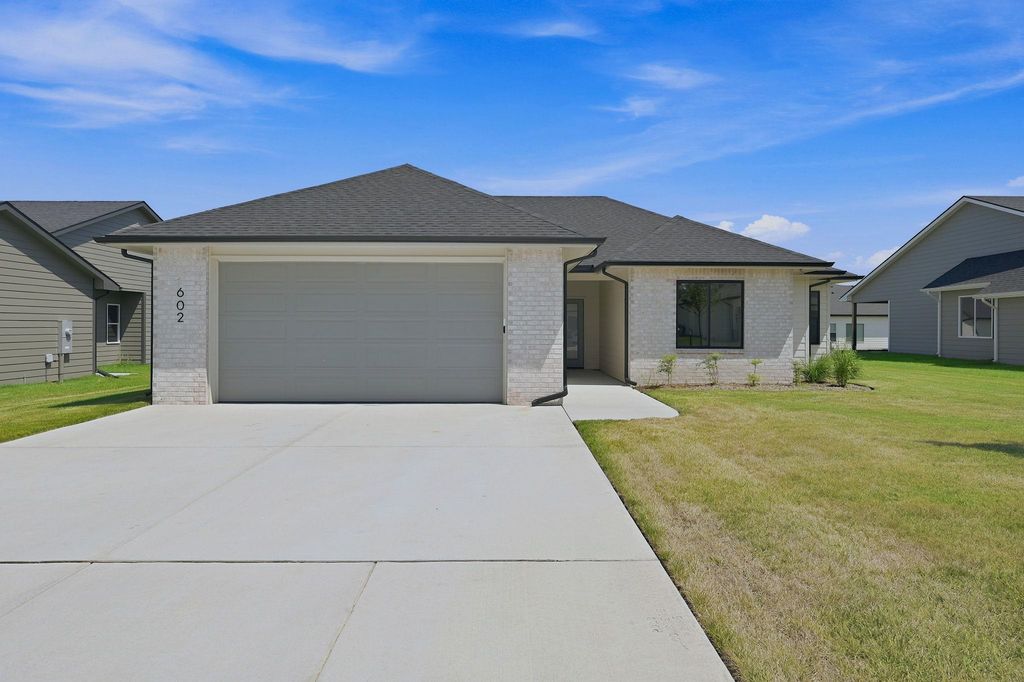 602 Elmwood St, Park City, KS 67147