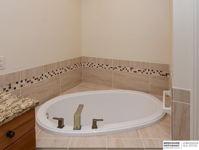 6540 Ashbrook Drive, Lincoln, NE 68516