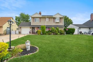 35 Arch Lane, Hicksville, NY 11801