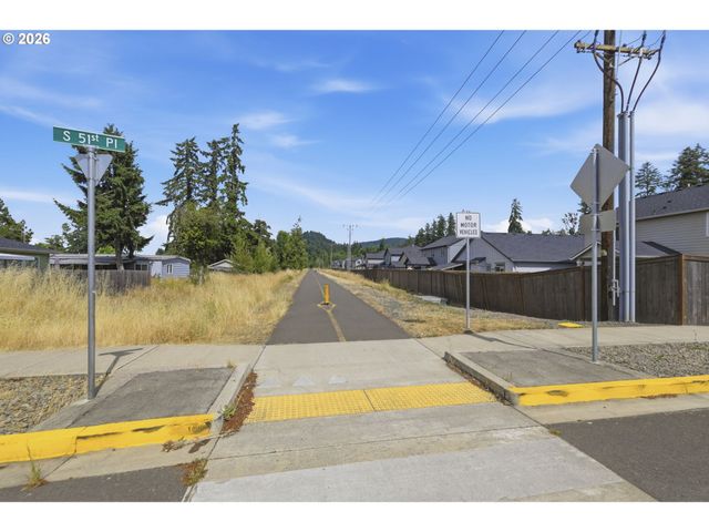 5270 SQUIRREL St, Springfield, OR 97478