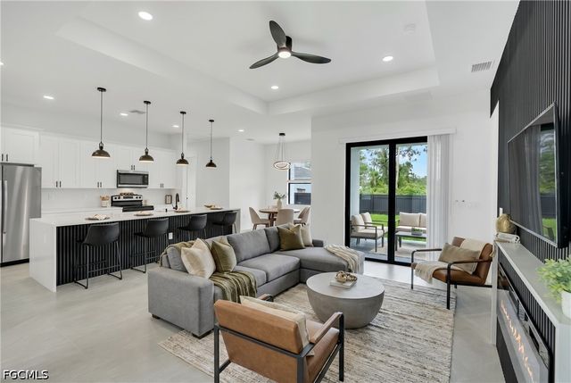 1047 Merry ST E, Lehigh Acres, FL 33974
