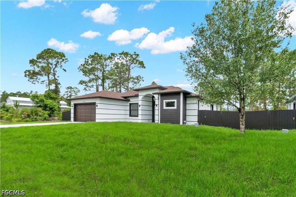 1047 Merry ST E, Lehigh Acres, FL 33974