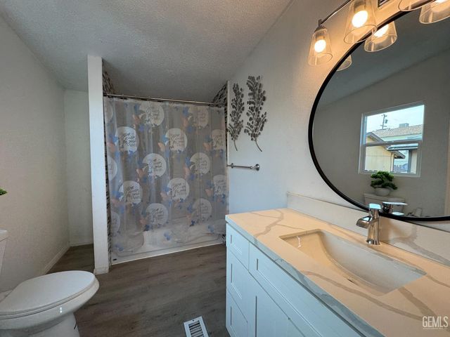 114 PlyMouth Avenue, Bakersfield, CA 93308