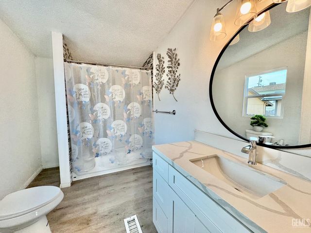 114 PlyMouth Avenue, Bakersfield, CA 93308