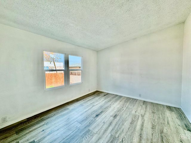 114 PlyMouth Avenue, Bakersfield, CA 93308