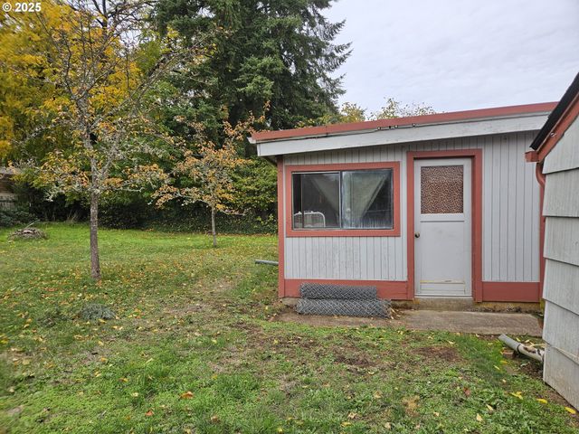 749 Sw WASHINGTON St, Dallas, OR 97338