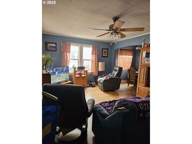 749 Sw WASHINGTON St, Dallas, OR 97338