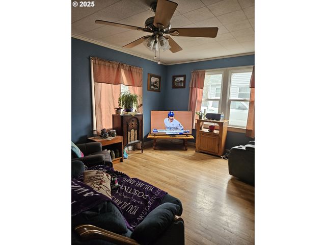 749 Sw WASHINGTON St, Dallas, OR 97338