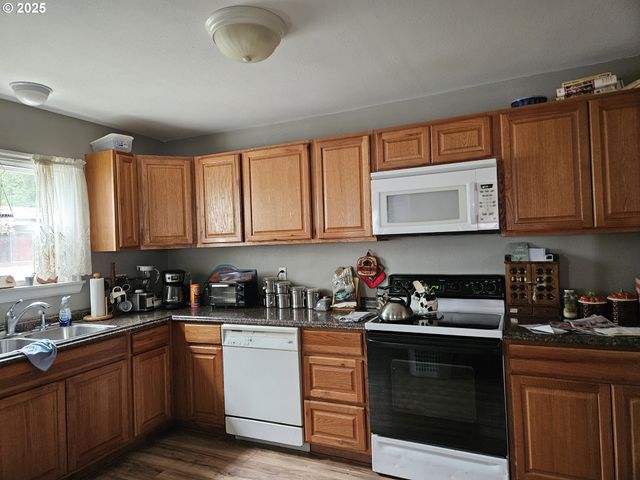 749 Sw WASHINGTON St, Dallas, OR 97338