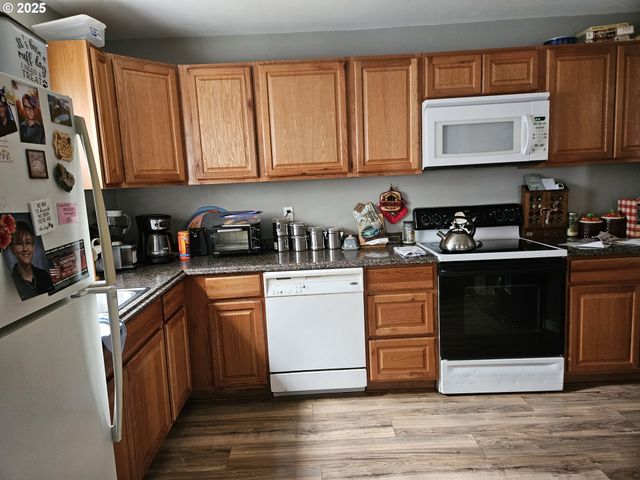 749 Sw WASHINGTON St, Dallas, OR 97338