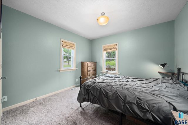 709 S Lake Ave, Sioux Falls, SD 57104