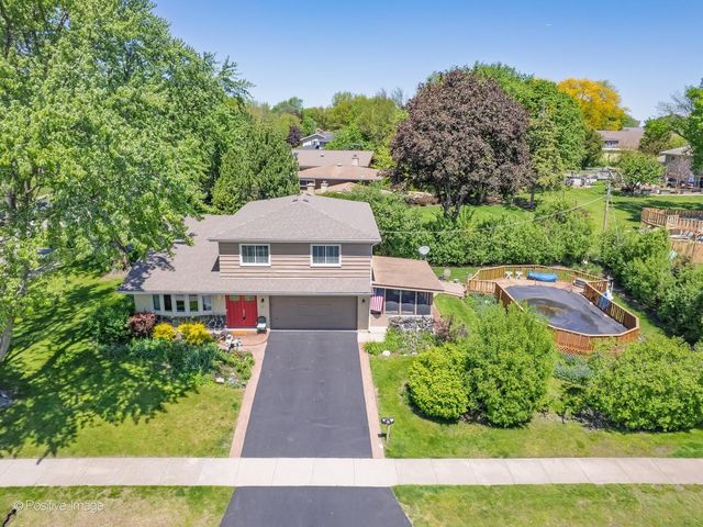534 E Foster Avenue, Roselle, IL 60172