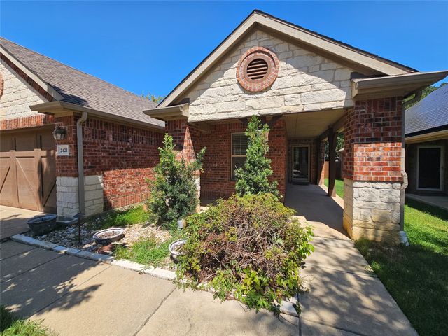 2421 Creek Villas Drive, Bedford, TX 76022