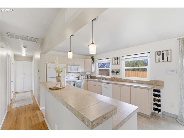 18121 Se LINCOLN St, Portland, OR 97233