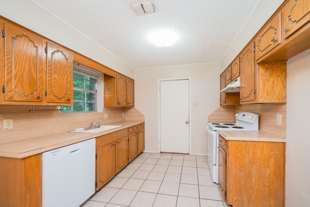 805 Chris Dr, Longview, TX 75605